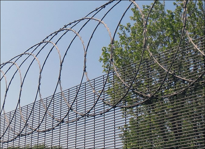 Welded Galvanized Wire Mesh Fence Panels 4m High, 4mm wire x 76mm x 12.5mm aperture
